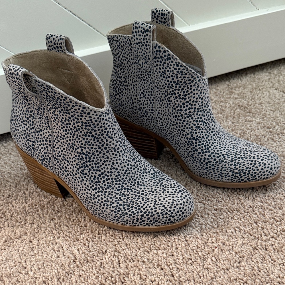 TOMS heeled suede bootie in mini cheetah print. NWOT SZ 6